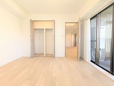 一日の疲れをゆっくりと癒やせる、落ち着いた雰囲気の寝室として使えるお部屋です。