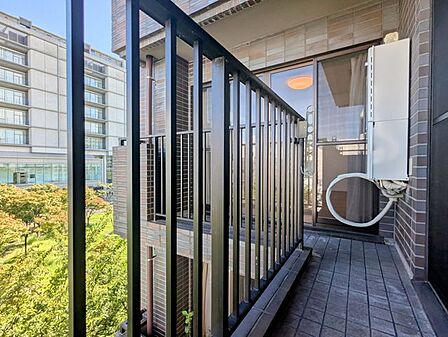 陽当たりのよいバルコニー。洗濯物も気持ちよく干せ、明るい住空間につながります。