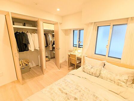 一日の疲れをゆっくりと癒やせる、落ち着いた雰囲気の寝室として使えるお部屋です。