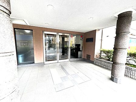 お住まいの方や来訪者を気持ち良く迎える、清潔感のあるマンションエントランスです。