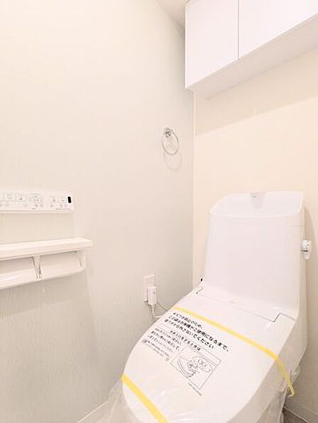 毎日気持ちよく使える、清潔感のある落ち着いた雰囲気のトイレ空間です。