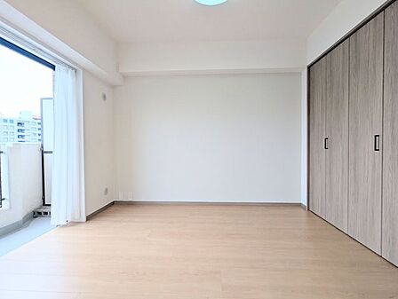 シンプルで家具を配置しやすく、ライフスタイルに合わせて幅広く活用できる洋室です。