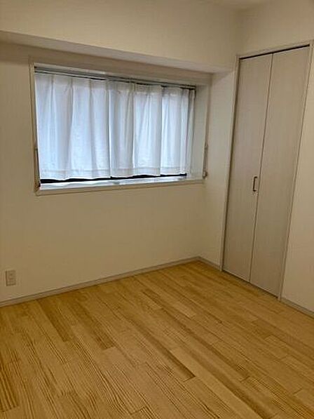 約4.7帖の洋室です