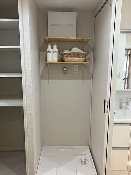 洗濯機上部には便利な木製棚を完備。洗剤や小物類をすっきり整理できます！