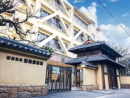 茨木市立茨木小学校・児童数約718名 350m