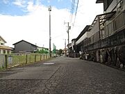 幅員約4.3mの前面道路です。車がすれ違うには厳しい道幅ですが、車はスピードを抑えて走行するので、お子様にも安全な道幅となっています。         （2022年5月31日　撮影）