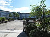 久米小学校　自然に囲まれた小学校です。西には鈴鹿の山々、北には員弁川が流れています。周りには田んぼが広がっています。 1830m