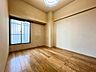 洋室：≪5.2帖洋室≫北側のお部屋はやわらかな採光が心地よく、落ち着きがあります。
