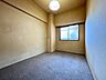 洋室：≪5.3帖洋室≫北側のお部屋は夏場も比較的涼しく、作業に集中しやすい空間となっています。