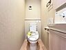 トイレ：2階にもトイレがあります。移動距離が短縮されるだけでなく、混み合う時間も安心ですね。