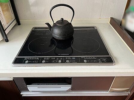 汚れたらサッと拭けるIHクッキングヒーターは毎日の家事の味方です。(2026年8月4日撮影)