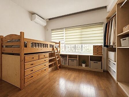 南西側のお部屋は、大きな家具を配置してもこのゆとりがあります。※AIによる物消し加工を行っています(2026年8月4日撮影)