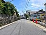 その他：幅員約4.5mの前面道路です。普通車が1台通れる幅となります。大型車の通行が少ないので、振動や騒音が抑えられます。（2026年7月17日撮影）