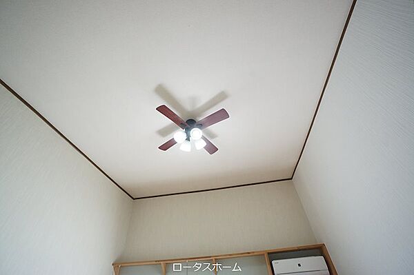 画像24:天井にはシーリングファンで室内温度を一定に保てます