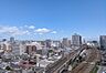 外観：共用外階段からの眺望です。周囲に視界を遮る高い建物がなく、新幹線の線路や街並みを見渡せます。
