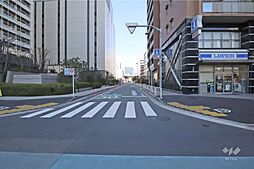 敷地東側の前面道路(南側から)