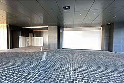 駐車場の出入り口（シャッター付き）