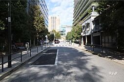 敷地西側の前面道路