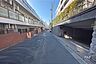 周辺：敷地西側の前面道路