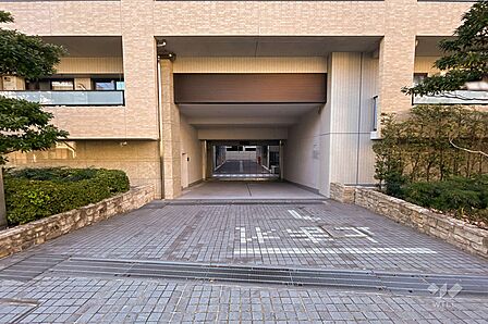 駐車場の出入り口(リングシャッター付き)