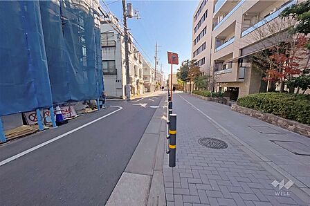 敷地東側の前面道路(北側から)