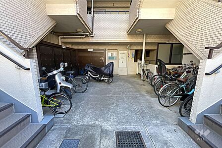 駐輪場とゴミ置き場