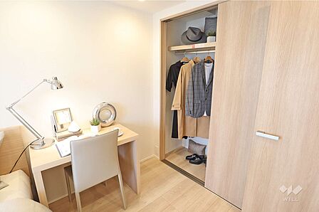 洋室クロ-ゼットがあるので、洋服や趣味の荷物が多い方でも安心です。
