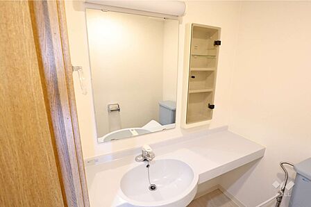 洗面室鏡の横に収納が確保されています。