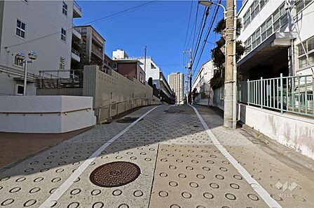 東側前面道路(南側から)