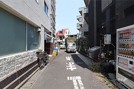 敷地東側の前面道路（南側から）