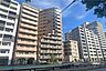 外観：ライオンズプラザ目黒の外観(西側から)。目黒の街並みに調和する落ち着いた佇まい。