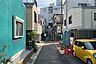 外観：物件の西側前面道路（北側から）