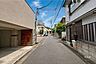 外観：物件の北側前面道路（東側から）