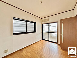 【外と繋がる心地よさ、2面採光の6帖洋室】