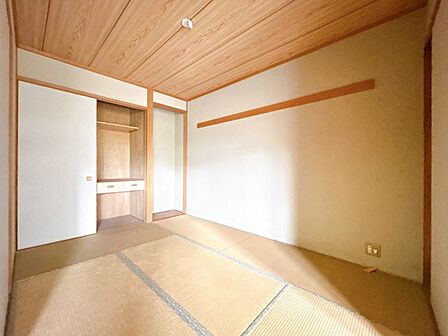 リビングに隣接している和室。押入れにお布団など収納できます!