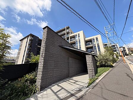 ホテルライクなエントランスと美しい植栽が印象的な築浅レジデンス。住まう誇りを感じられる洗練された佇まいが、日々の暮らしを上質に彩ります。