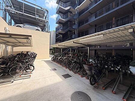 敷地内に駐輪場を備え、自転車を利用した移動にも便利な住環境。屋根付きのため雨の日も使いやすく、毎日の通勤・通学やお買い物を快適にサポートします。