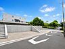 外観：前面道路はゆとりがあり、車の出し入れもしやすい住環境。目の前には緑豊かな公園が広がり、住宅街でありながら開放感と自然を身近に感じられるロケーションです。