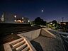 外観：夜には街灯と住まいの灯りが穏やかな街並みを演出。目の前に広がる緑とゆとりある空間が、昼間とはまた違った落ち着きと心地よさを感じさせます。