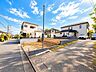 外観：周辺は低層の戸建住宅を中心とした穏やかな住環境。空が大きく感じられる開放的な街並みも、現地で感じていただきたいポイントです。