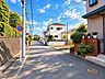 外観：現地だけでなく、ぜひ周辺の街並みにもご注目ください。戸建住宅と豊かな緑が並ぶ景観から、この街で暮らす日常をイメージしていただけます。