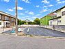 外観：閑静な住宅街に広がる、ゆとりある現地。周囲には低層住宅が並び、落ち着いた住環境が形成されています。