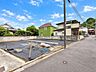 外観：穏やかな住宅街に位置する現地。落ち着いた街並みと開放感が調和し、心地よい暮らしを想像させる住環境です。