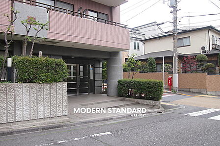 ■ エントランス ■ 落ちついた雰囲気のあるエントランスです。