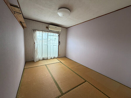 ゆとりある和室は寝室や子ども部屋など多用途に対応。大きな窓から柔らかな光が入り、心地よい風も感じられます。家具の配置がしやすく、毎日の暮らしを穏やかに彩ります。