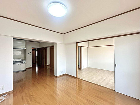 引き戸で仕切れる続き間が魅力。家族の集いも個室利用も叶う、明るいリビングです。