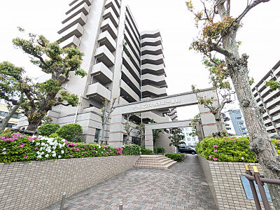 外観：緑が彩るエントランスが迎える住まい。手入れの行き届いた植栽とゆったりしたアプローチで、帰宅のたびに心地よさを感じます。管理体制の良さが伝わる、安心感あるマンションです。