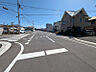 その他：東方面に開通予定の舗装済み計画道路。保育施設が徒歩圏で子育てに心強い環境。朝夕の送迎がしやすい道路状況です。落ち着いた住環境で家族の新生活にぴったり。