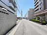 その他：住棟前の道路は車通りが穏やかで歩行も安心。コンビニや量販店が点在し、日々の用事が近場で完結します。周辺は整備された歩道が多く、子どもと一緒の買い物や散歩にも心地よい環境です。