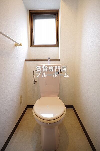 トイレ：窓付きのトイレ！